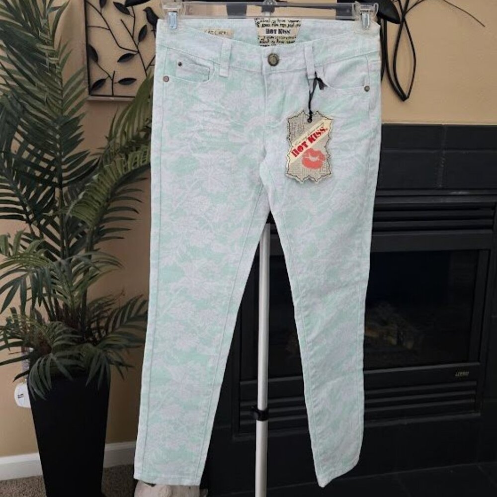 NWT Hot Kiss Jr sz 1 neon green/white floral print cat capri jean
